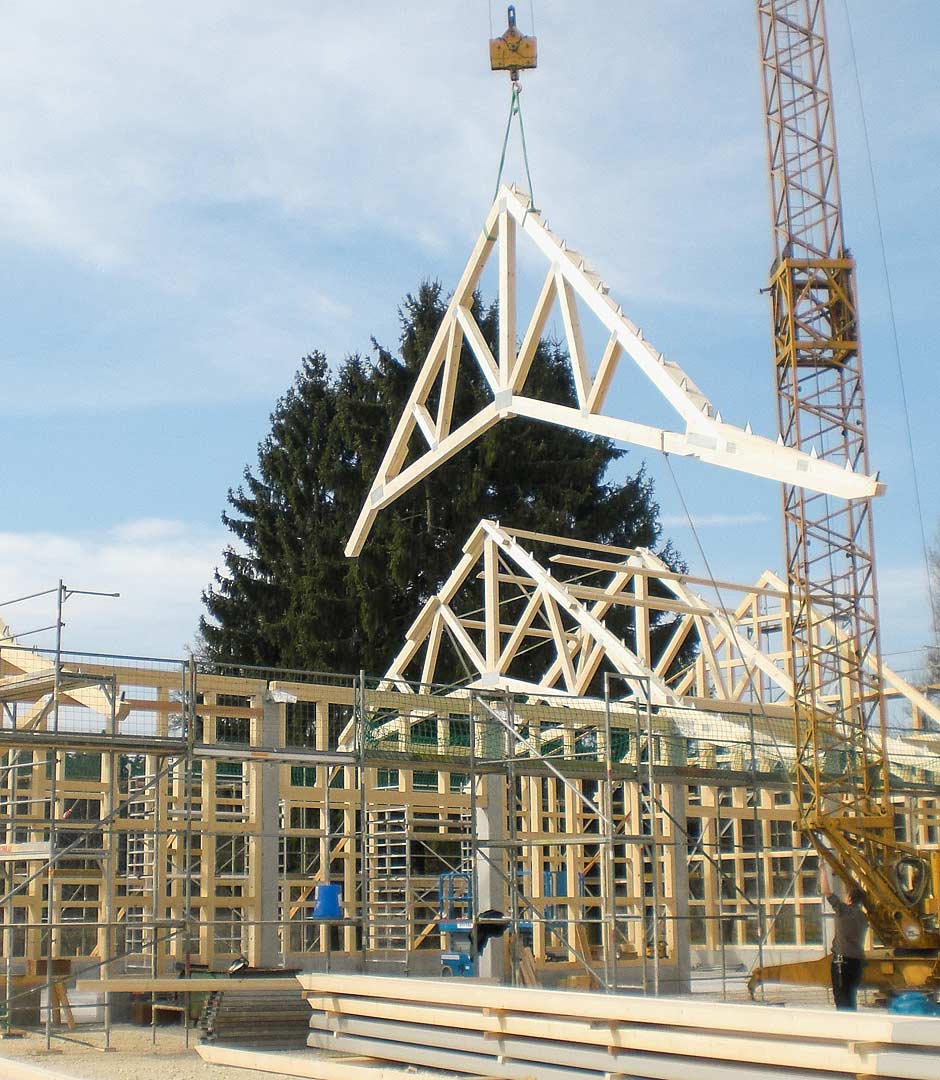 Hallenbau mit Holzgiebel von der Zimmerei Kaupp