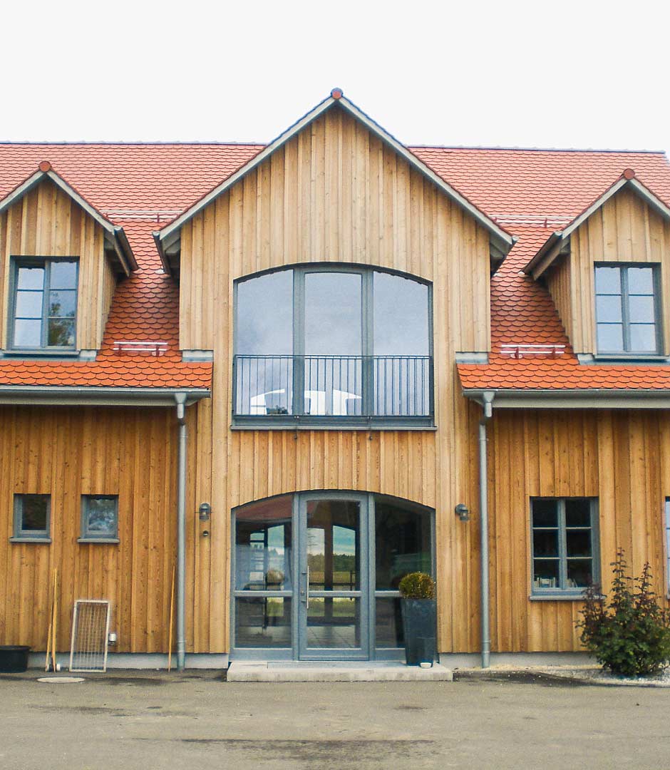 Hausbau komplett mit Holzvermantelung von der Zimmerei Kaupp