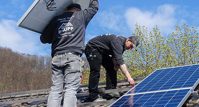 Die Mitarbeiter der Zimmerei Kaupp beim Anbringen von einer Solaranlage