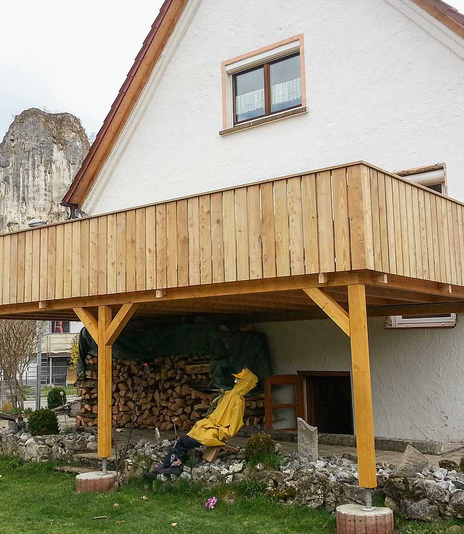 Ein weiterer Balkon aus Naturholz von der Zimmerei Kaupp