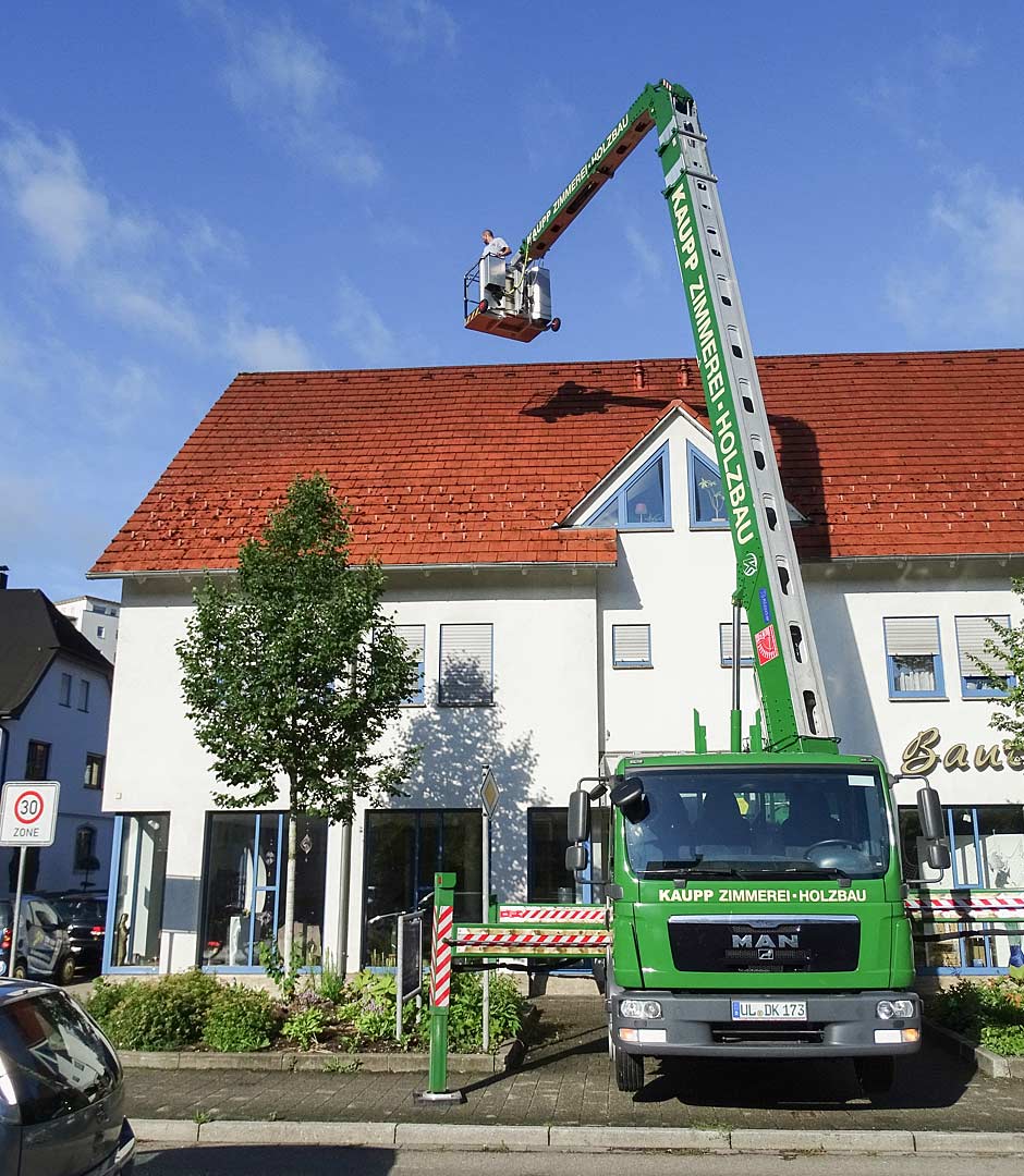 Die Zimmerei Kaupp führt eine Dachwartung durch