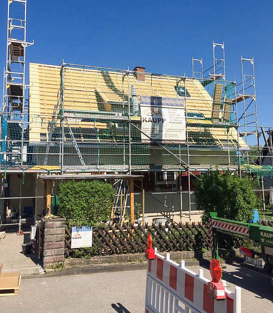 Die Zimmerei Kaupp mitten in den Dachsanierungsarbeiten an einem Haus