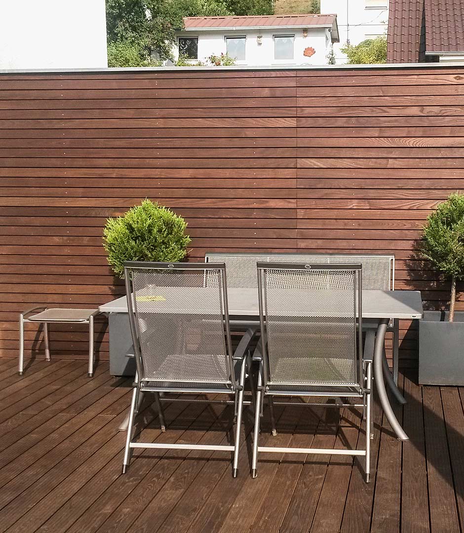 Ein Holzterrasse gebaut von der Zimmerei Kaupp