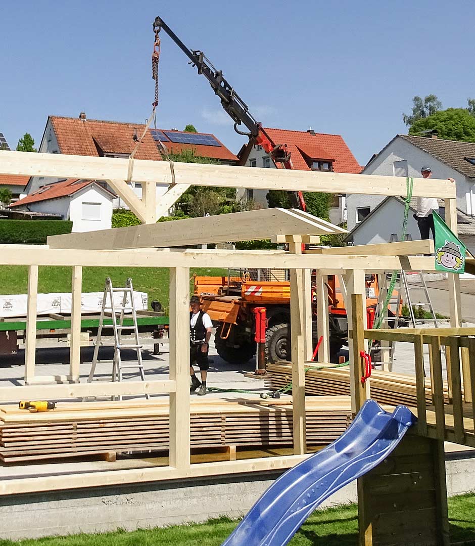 Die Zimmerei Kaupp baut das Grundgerüst für eine Garage